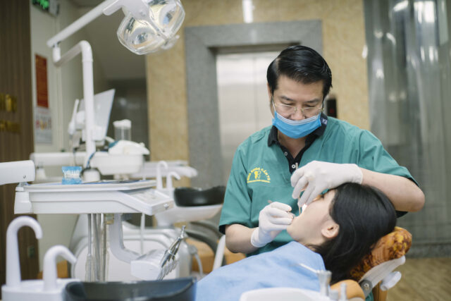 Thăm khám trước khi tiến hành nhổ răng khôn