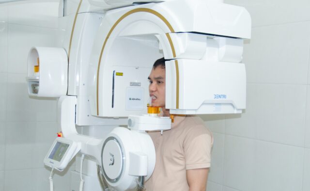 Chụp phim X-quang bằng thiết bị hiện đại