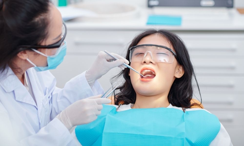 Nên niềng răng trong suốt hay mắc cài