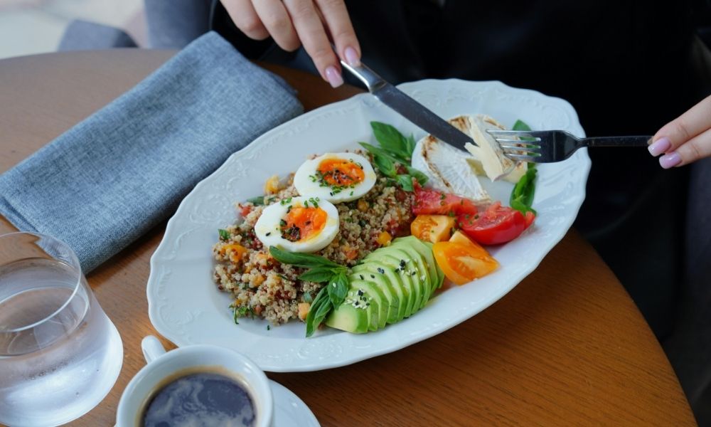 Nên niềng răng trong suốt hay mắc cài