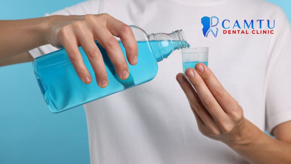 nước súc miệng tốt giúp làm sạch mảng bám