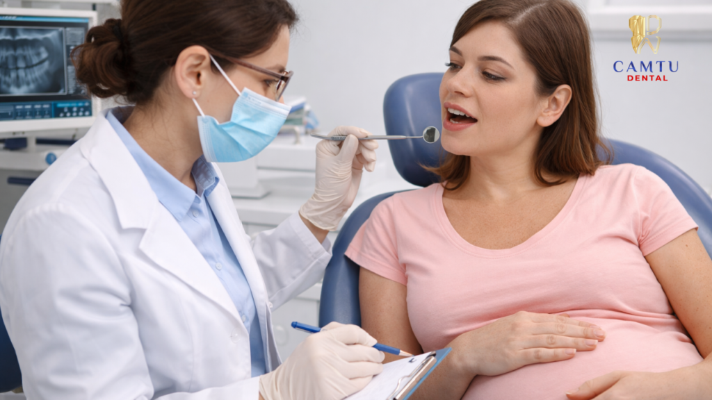 Bác sĩ tiến hành kiểm tra tổng quát khoang miệng