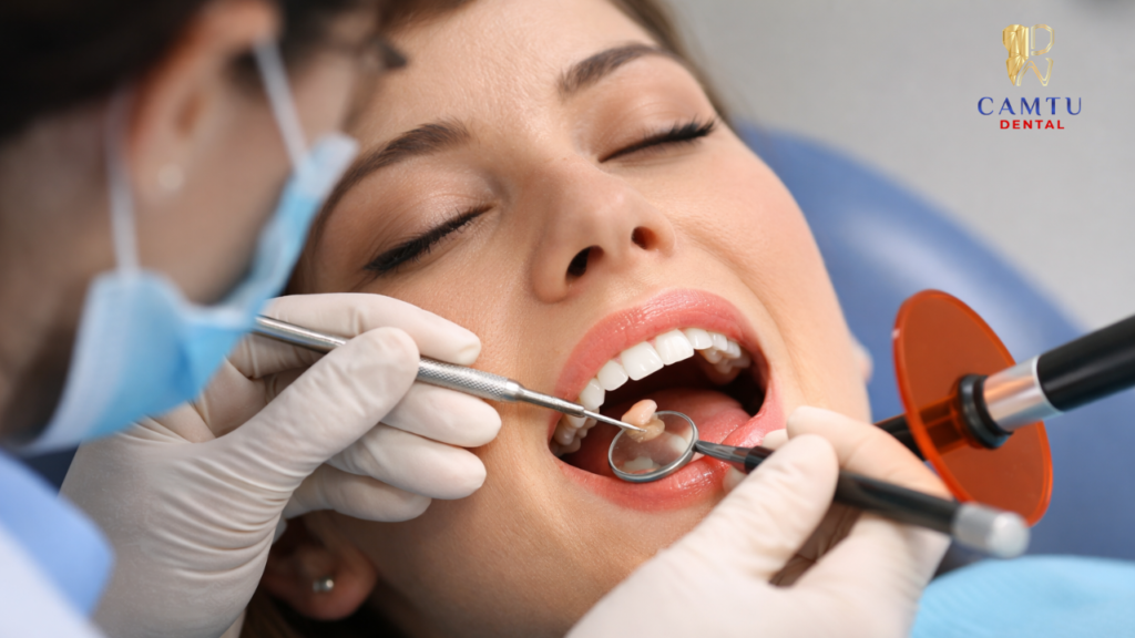 Bác sĩ đang tiến hành trám răng