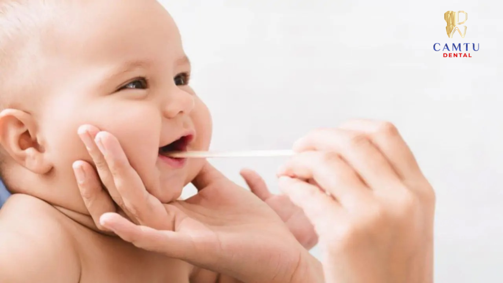 Chăm sóc răng miệng cho trẻ dưới 3 tuổi