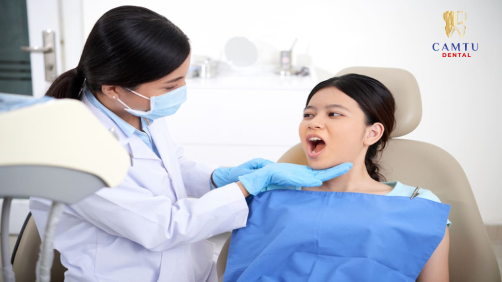 Bác sĩ phân tích và đánh giá tình trạng hàm