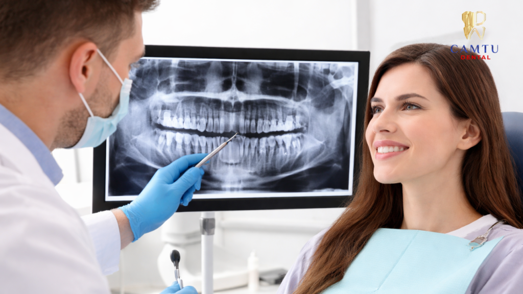 Bác sĩ kiểm tra răng và phân tích phim X-quang 