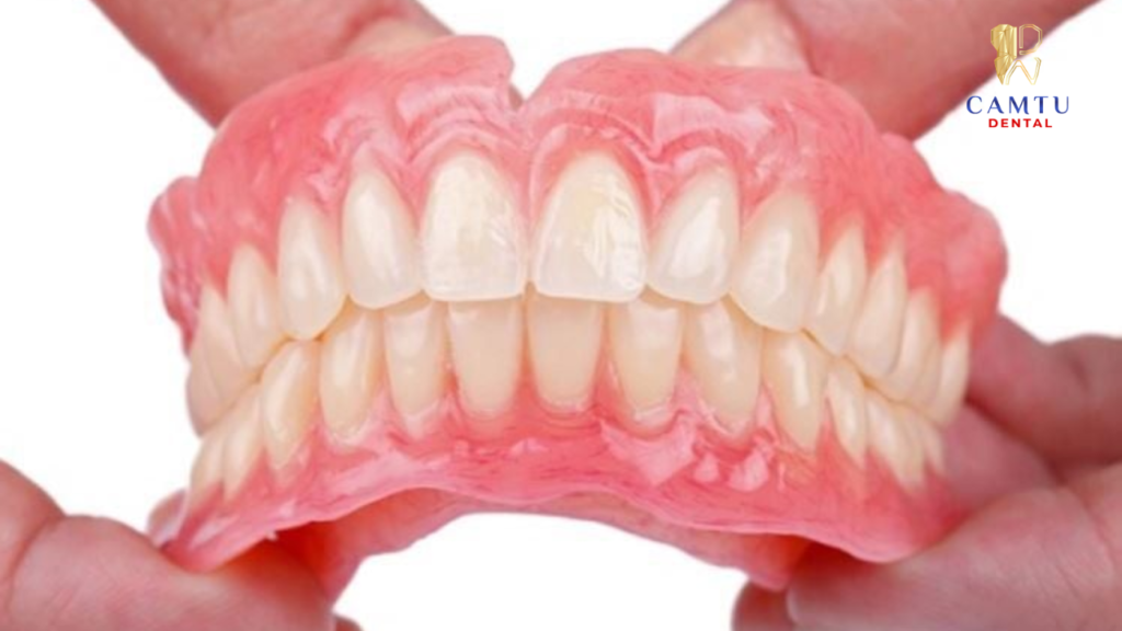 Trục đối xứng chuẩn trùng với đường giữa hai răng cửa