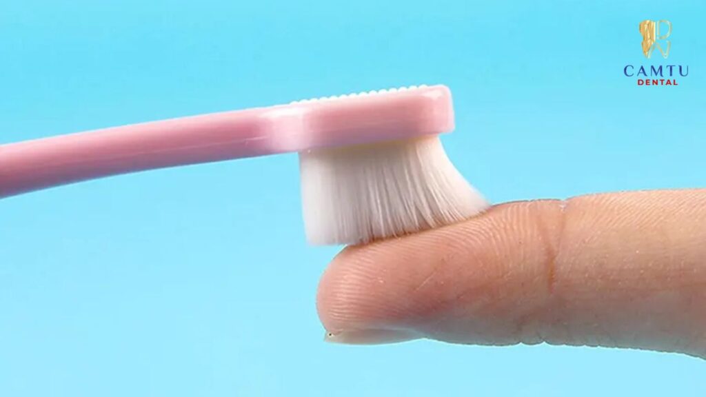Bàn chải loại lông mềm để giảm ma sát lên men răng và nướu