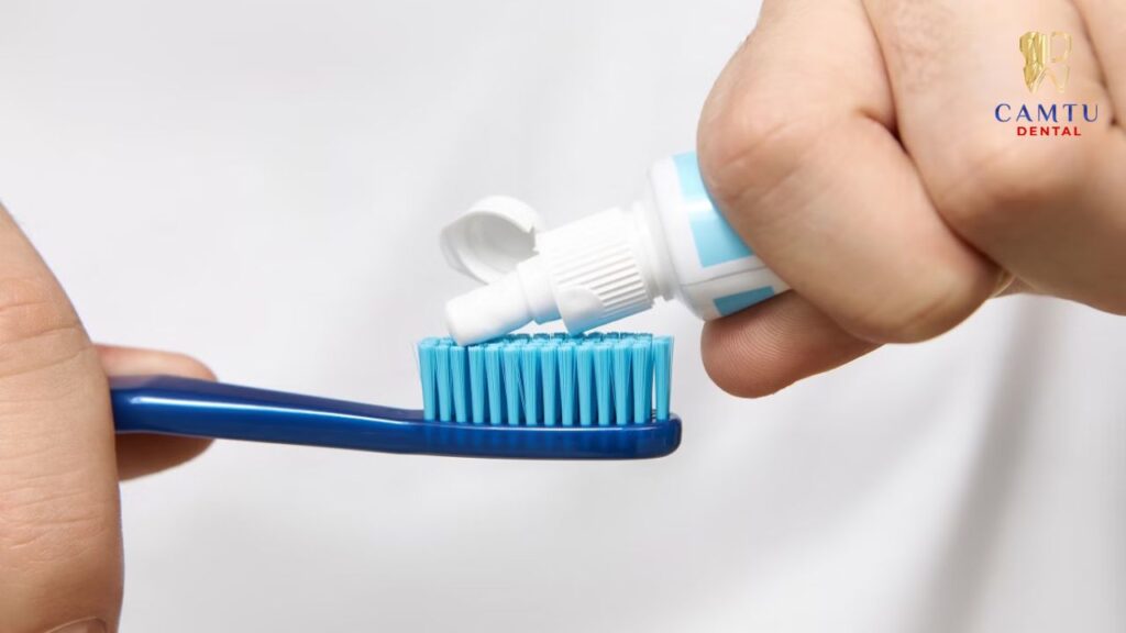 Một cán cầm chắc tay sẽ giúp kiểm soát lực đánh răng tốt hơn và hạn chế làm tổn thương nướu khi thao tác