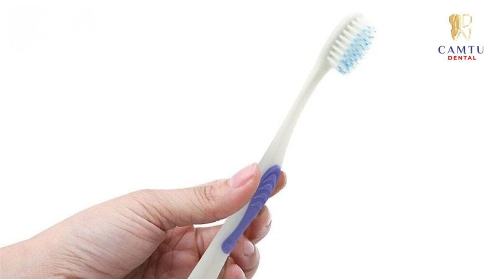 Bàn chải lông mềm là loại được nhiều nha sĩ khuyến khích sử dụng vì giúp làm sạch răng nhẹ nhàng mà vẫn hạn chế tổn thương nướu