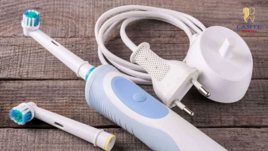 Bàn chải điện hoạt động bằng cơ chế rung hoặc xoay tự động giúp hỗ trợ loại bỏ mảng bám hiệu quả hơn so với bàn chải thông thường