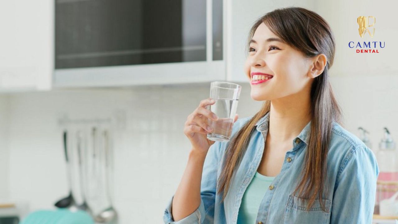 Uống đủ nước mỗi ngày