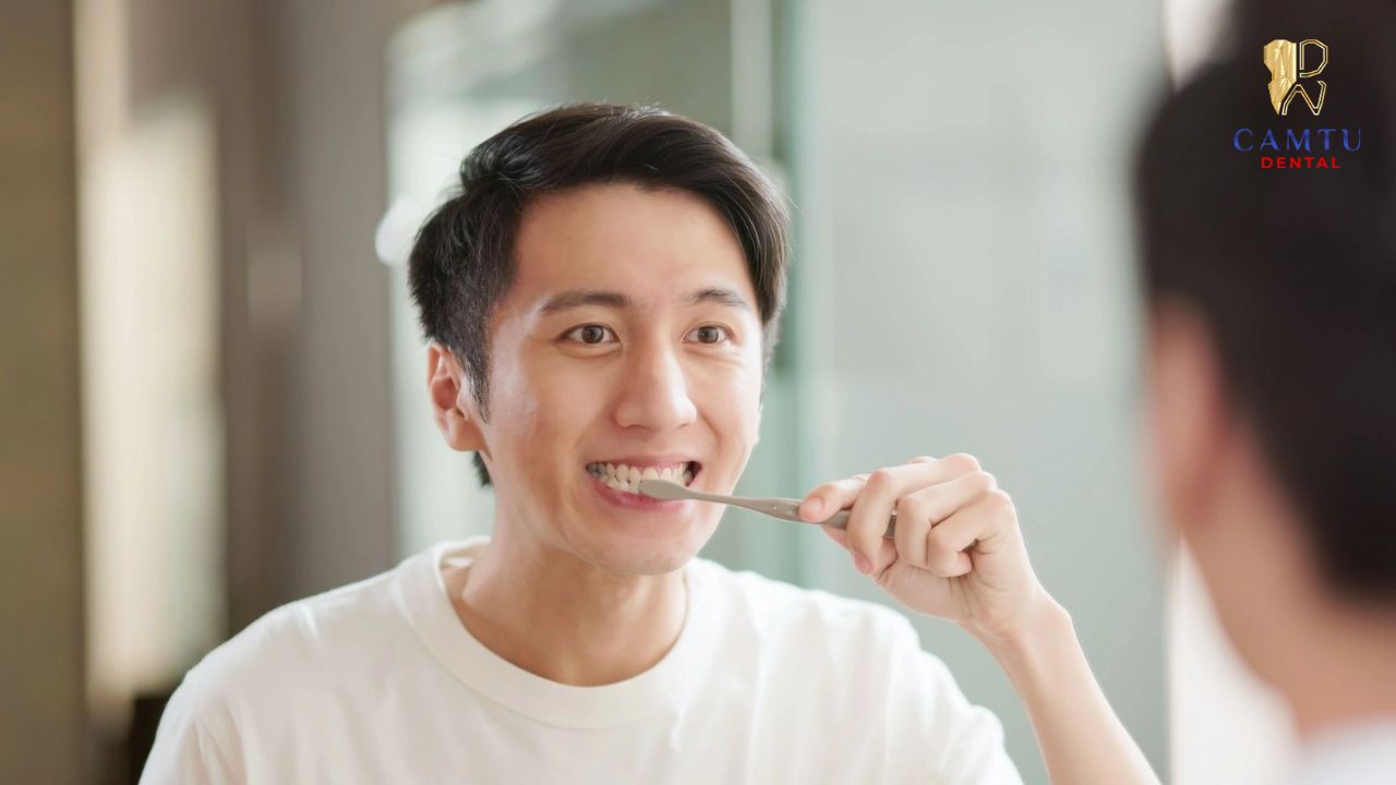 Đánh răng sau bữa ăn 