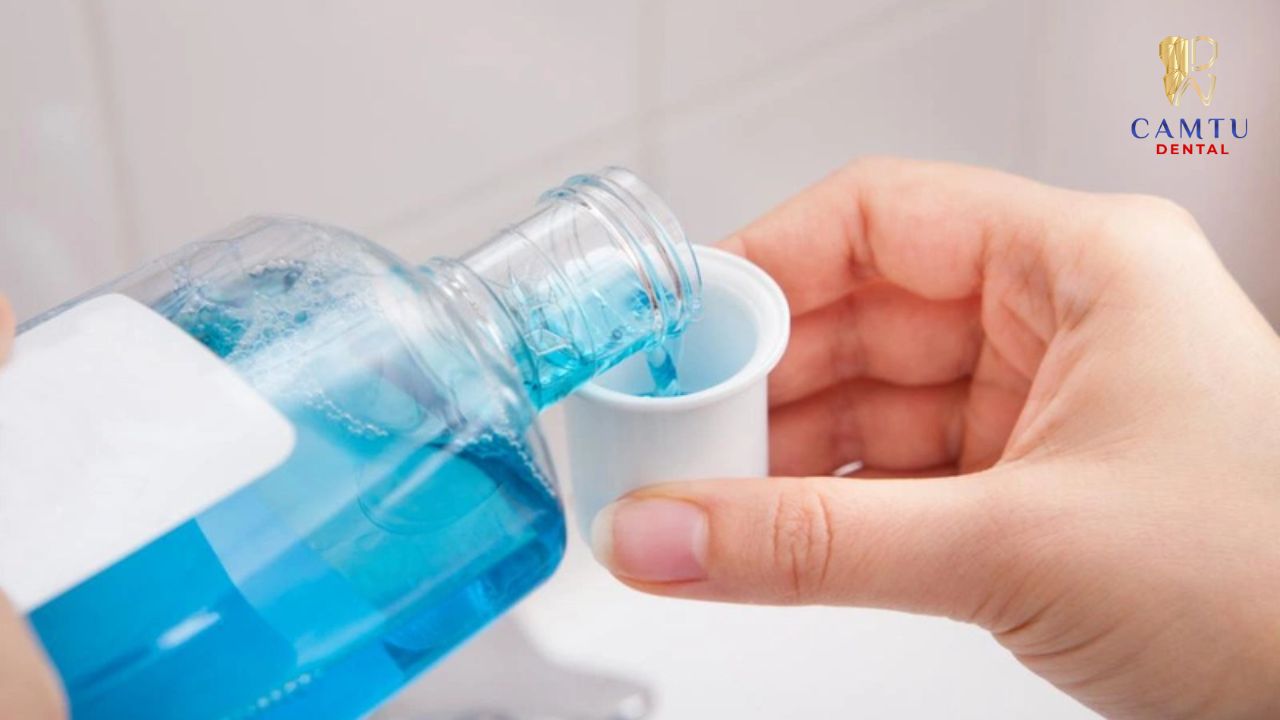 Súc miệng sau khi đánh răng để làm sạch khoang miệng tốt hơn