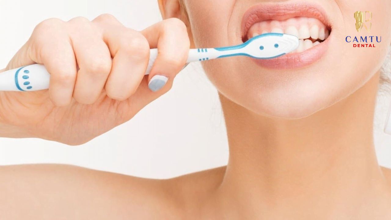 Hơi thở có mùi và thương xuyên bị sâu răng là dấu hiệu vệ sinh răng miệng chưa sạch