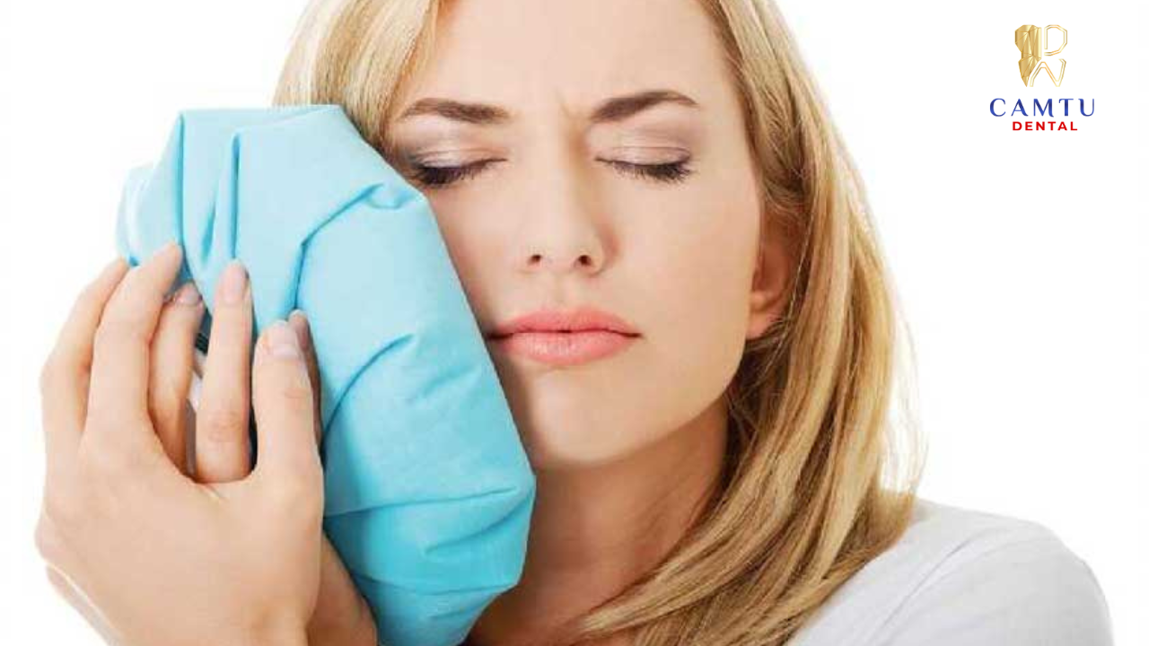 Chườm lạnh bên ngoài má giúp làm dịu cảm giác đau và sưng nhẹ khi niềng răng