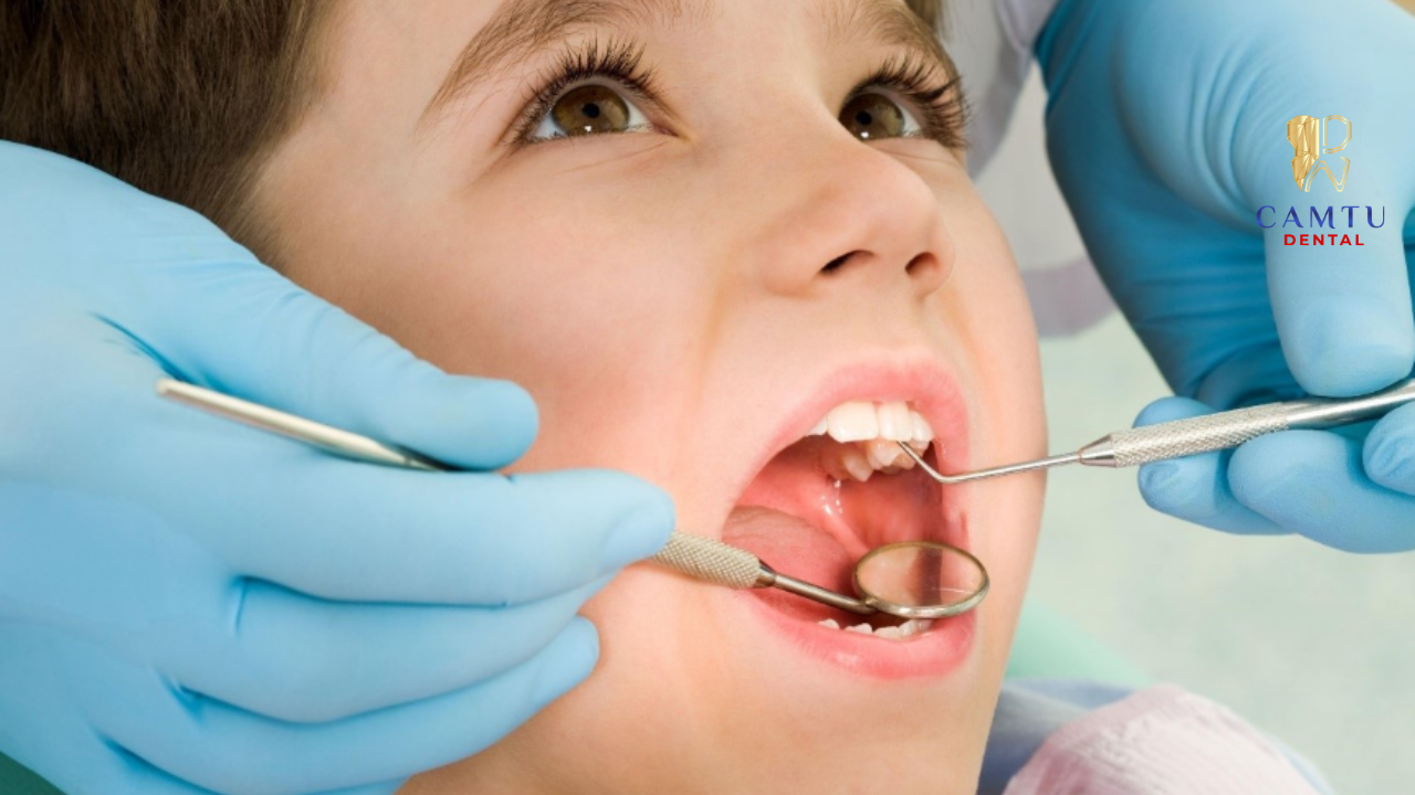 Trẻ nên khám chỉnh nha lần đầu trước hoặc không muộn hơn 7 tuổi 