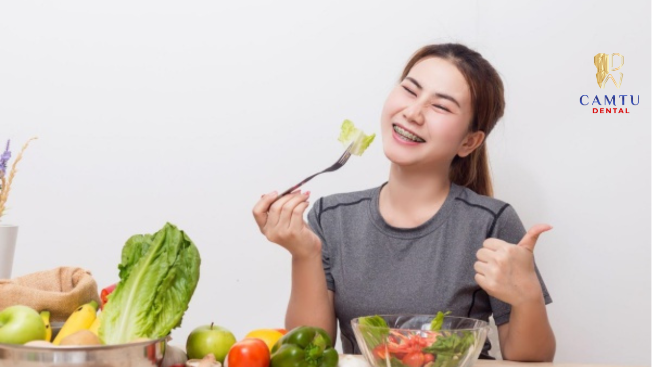 Ưu tiên thức ăn mềm, giàu dinh dưỡng và uống đủ nước để răng thích nghi