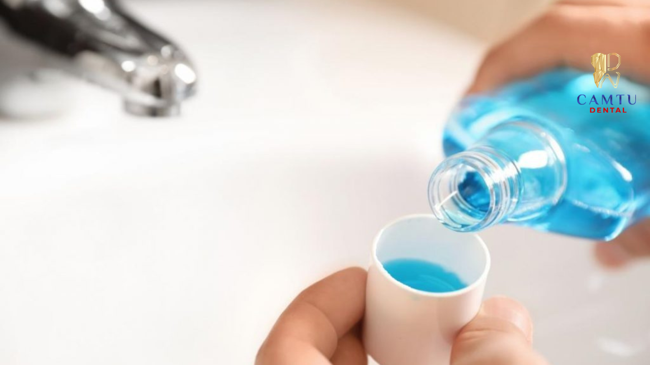 Vệ sinh răng miệng đúng cách giúp loại bỏ mảng bám, bảo vệ răng nướu